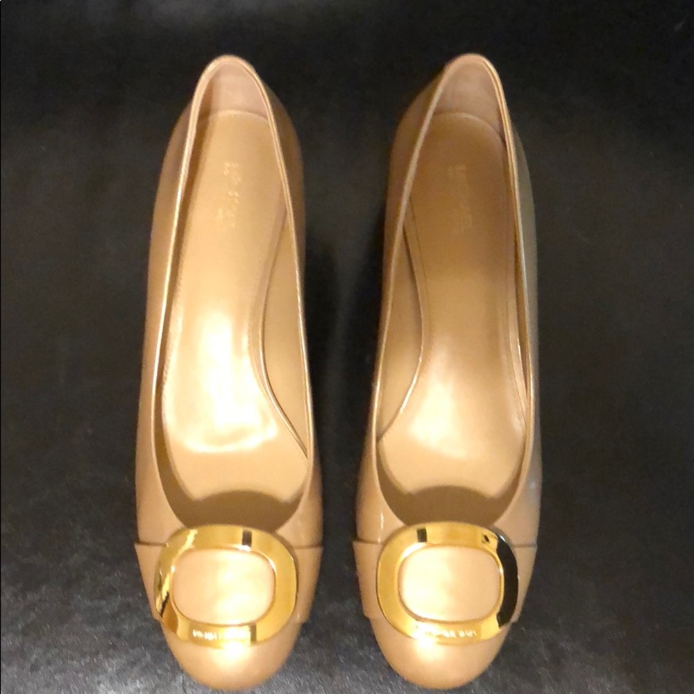 Cream Michael Kors size 11 mid-heel pump